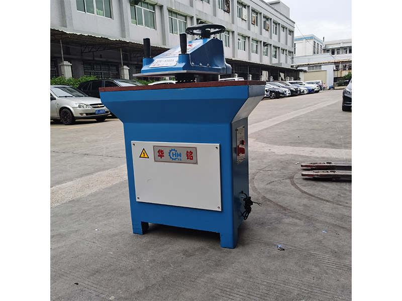 搖臂裁斷機