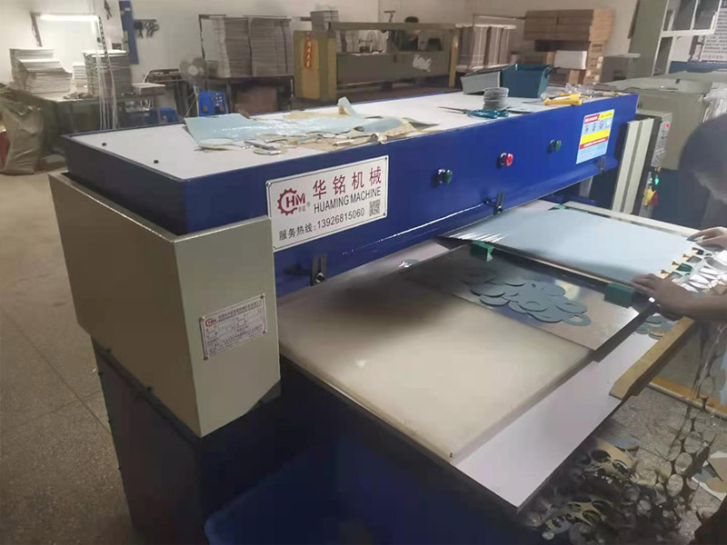 液壓精密四柱裁斷機