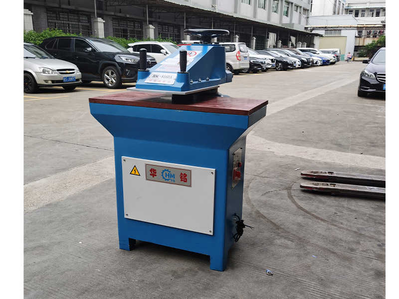 搖臂裁斷機