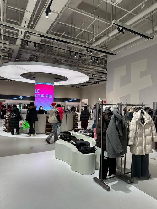 南京喜馬拉雅衣服店 2025年實(shí)體零售的 逆襲樣本